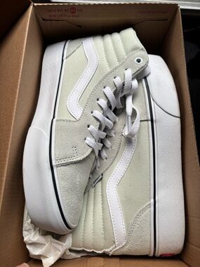 Vans Sk8-Hi women’s High-Top Sneakers in mint Green/White